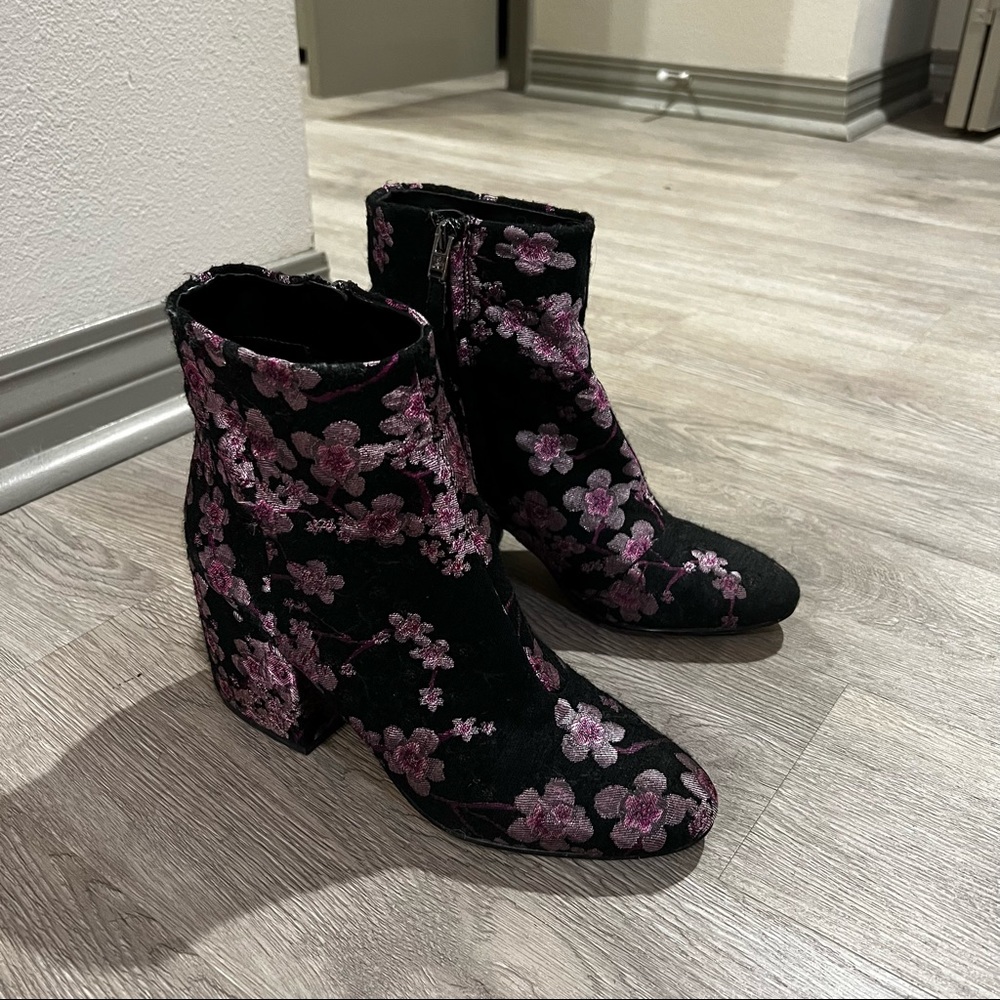 Sam Edelman black/pink embroidered floral bootie - Size 8.5